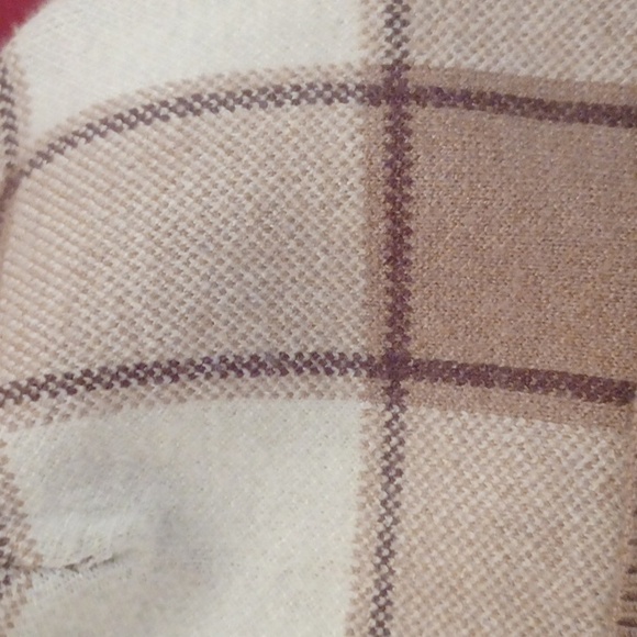 Tahari beanie with pom NWOT - Picture 5 of 5